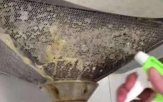 油煙機3個月不擦油煙難清理,教你清理妙招,讓油煙機煥然一新