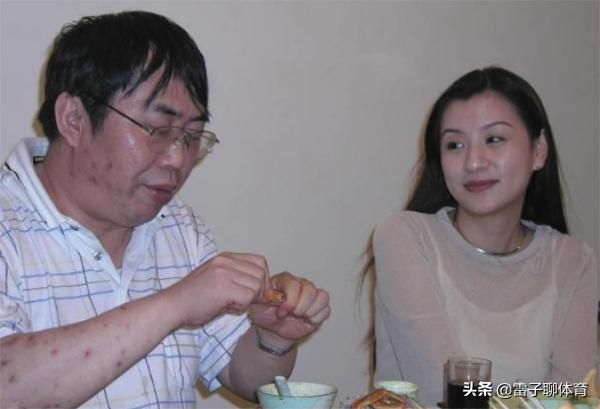 67歲聶衞平與小25歲嬌妻出席活動,妻子盛讚棋聖:他就是不服老!
