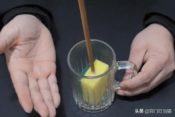 筷子插進百潔布里面,解決了很多家庭主婦的煩惱,學會受用一生!