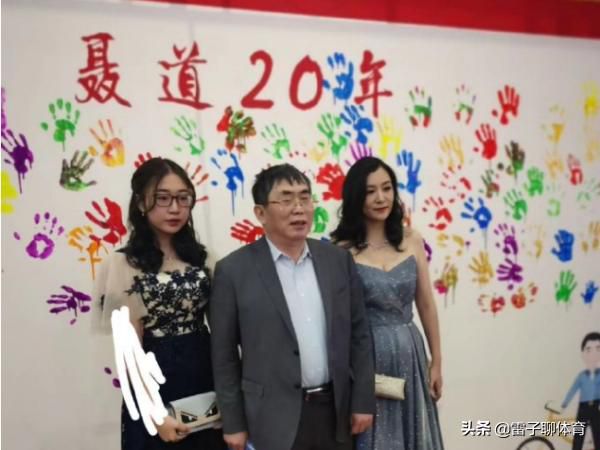 67歲聶衞平與小25歲嬌妻出席活動,妻子盛讚棋聖:他就是不服老!