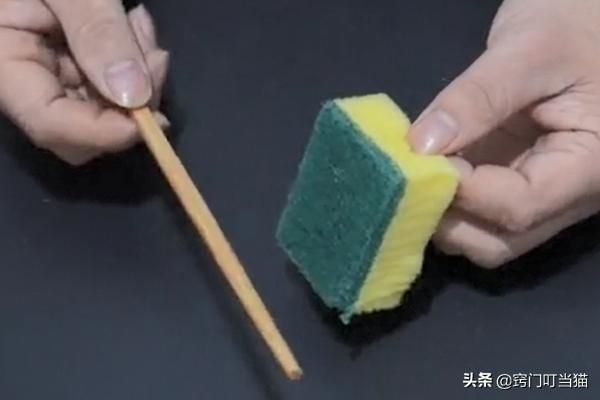 筷子插進百潔布里面,解決了很多家庭主婦的煩惱,學會受用一生!