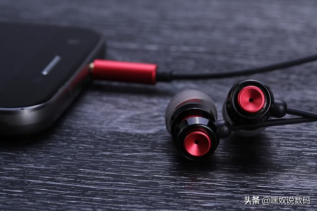 手機耳機上的一些小孔,是用來幹什麼的?專家給出了滿意的答案。