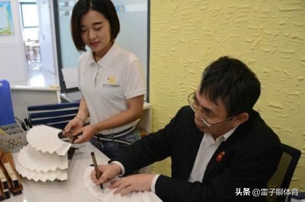67歲聶衞平與小25歲嬌妻出席活動,妻子盛讚棋聖:他就是不服老!