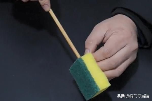 筷子插進百潔布里面,解決了很多家庭主婦的煩惱,學會受用一生!