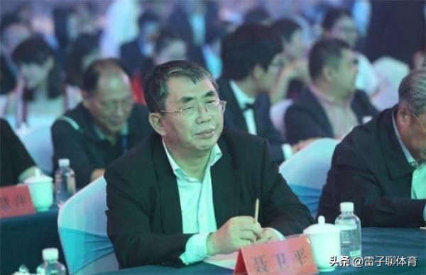 67歲聶衞平與小25歲嬌妻出席活動,妻子盛讚棋聖:他就是不服老!