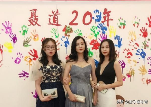 67歲聶衞平與小25歲嬌妻出席活動,妻子盛讚棋聖:他就是不服老!